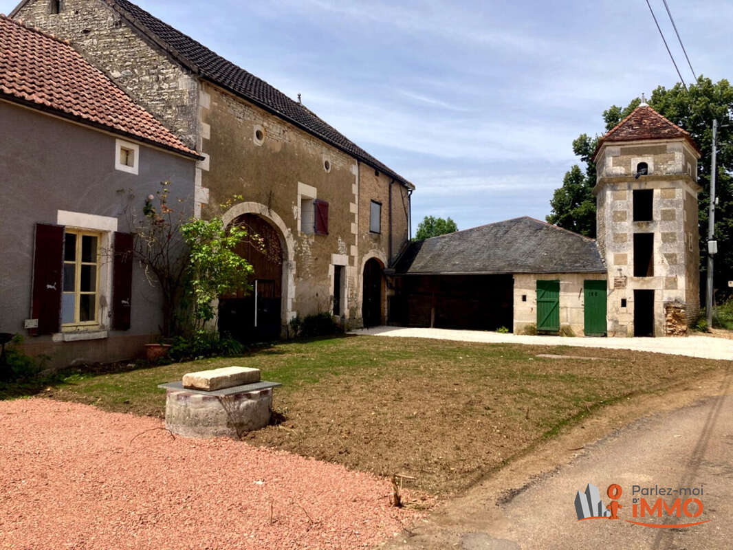 Maison à SOUGERES-EN-PUISAYE