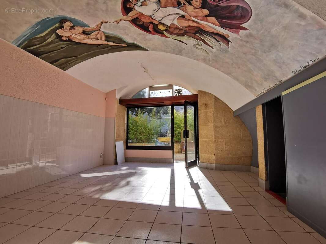   - Commerce à AUBENAS