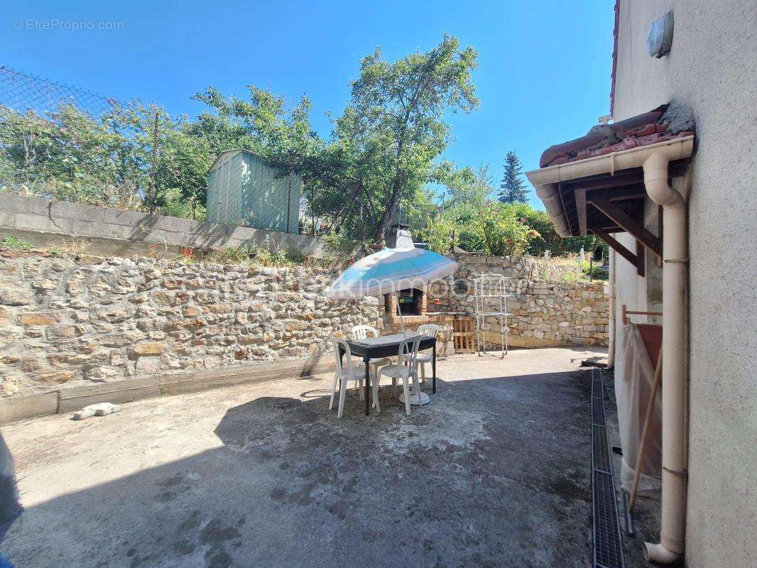 Rare à Montereau ! Maison de ville avec jardin, terrasse & 4 chambres : le coup de cœur garanti ! - photo 2