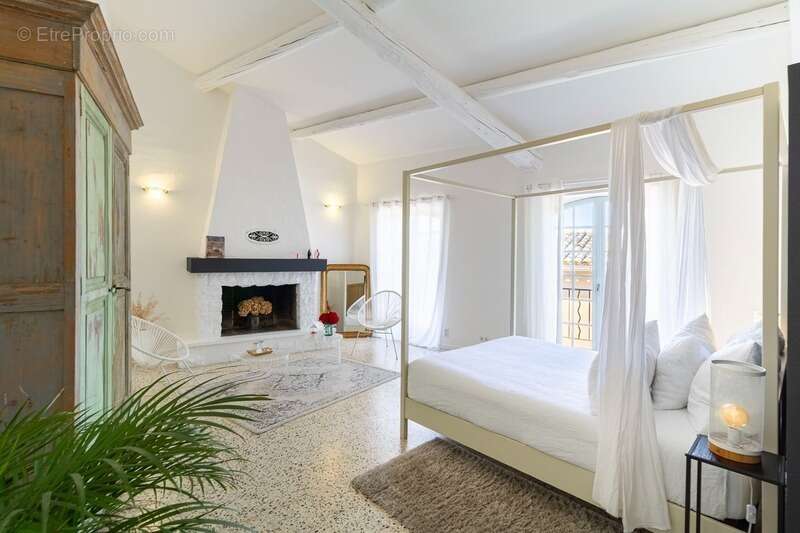 Maison de caractère (près de 320 m2, 5 chambres) avec cour intérieure, piscine & appartement indépendant (près de 135 m2, 2 cham - photo 7