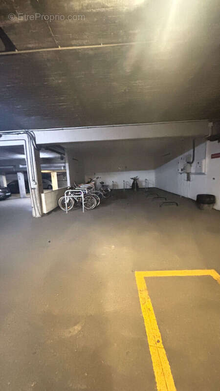 Parking à PARIS-20E