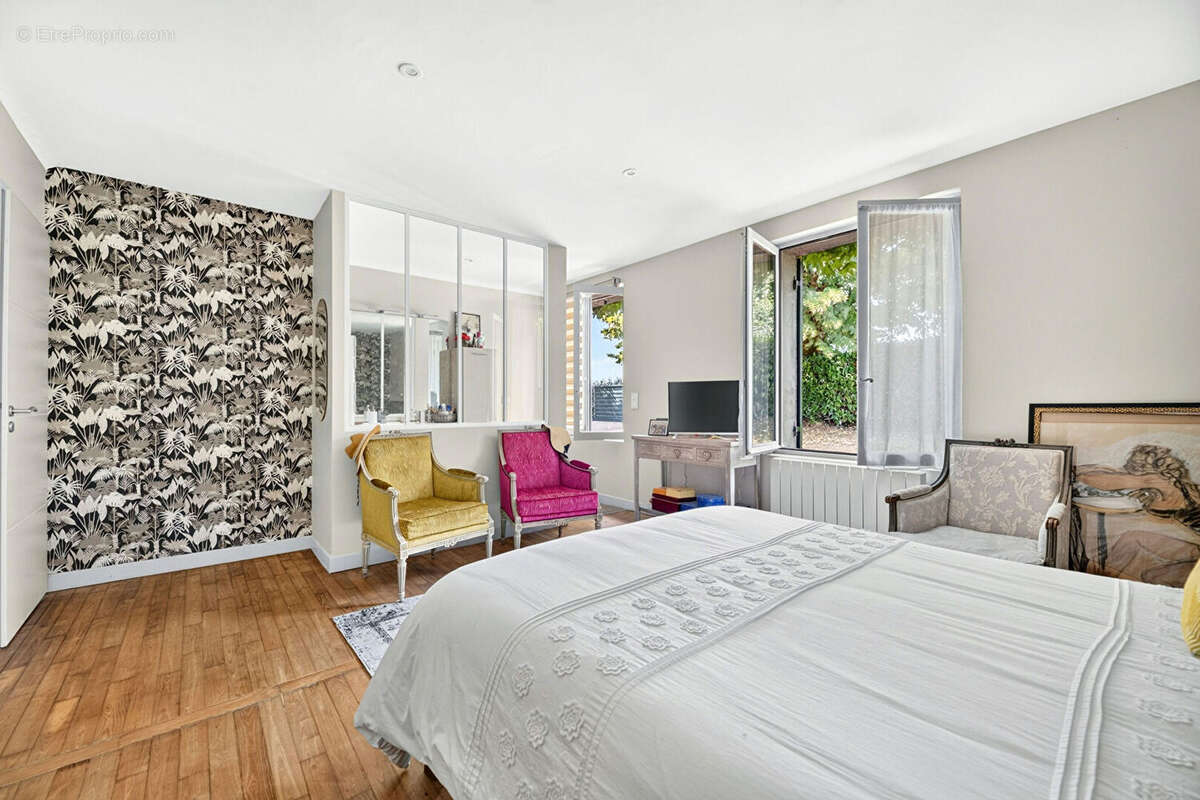 Maison de charme du 19 ème siècle entièrement restaurée  avec jardin et piscine. - photo 17