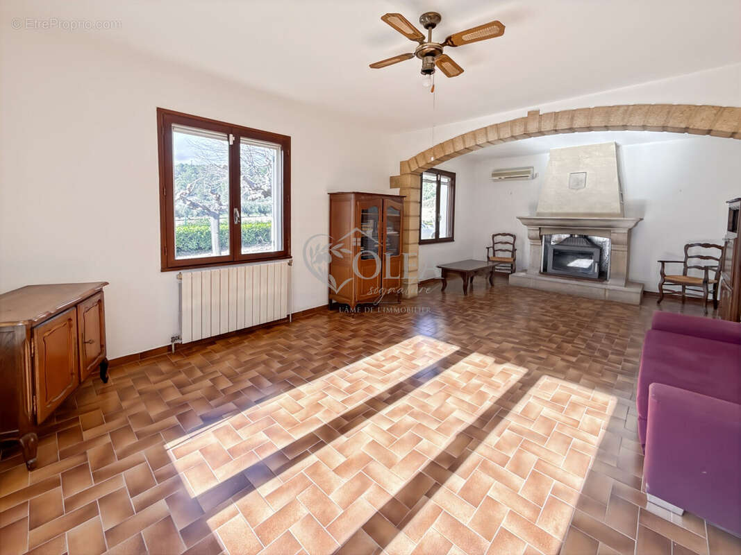 Pièce de vie - Maison à MONTAREN-ET-SAINT-MEDIERS