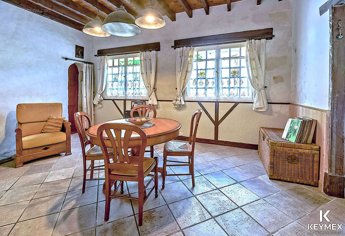 Maison à VALLANGOUJARD