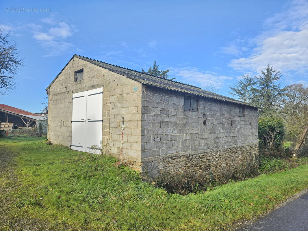 Parking à SAINT-JULIEN-DES-LANDES