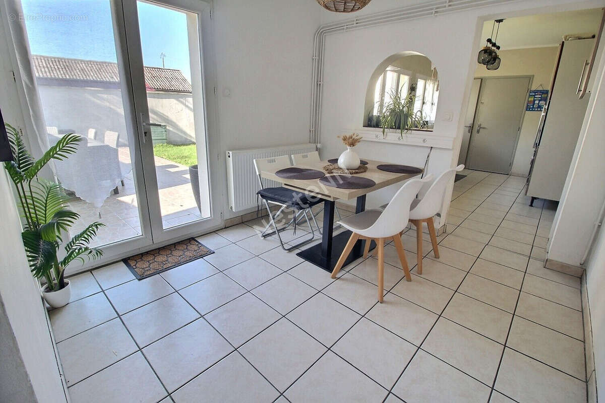 Maison à GUIGNICOURT
