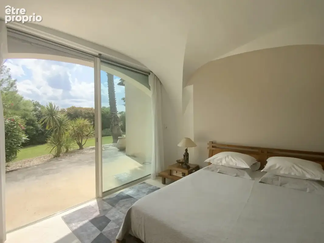 Très belle villa dans un village avec commerces sur un terrain de 3500 m2. - photo 6
