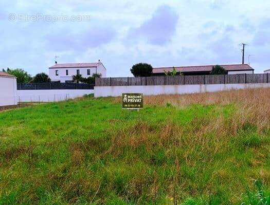 Terrain à AIGREFEUILLE-D&#039;AUNIS