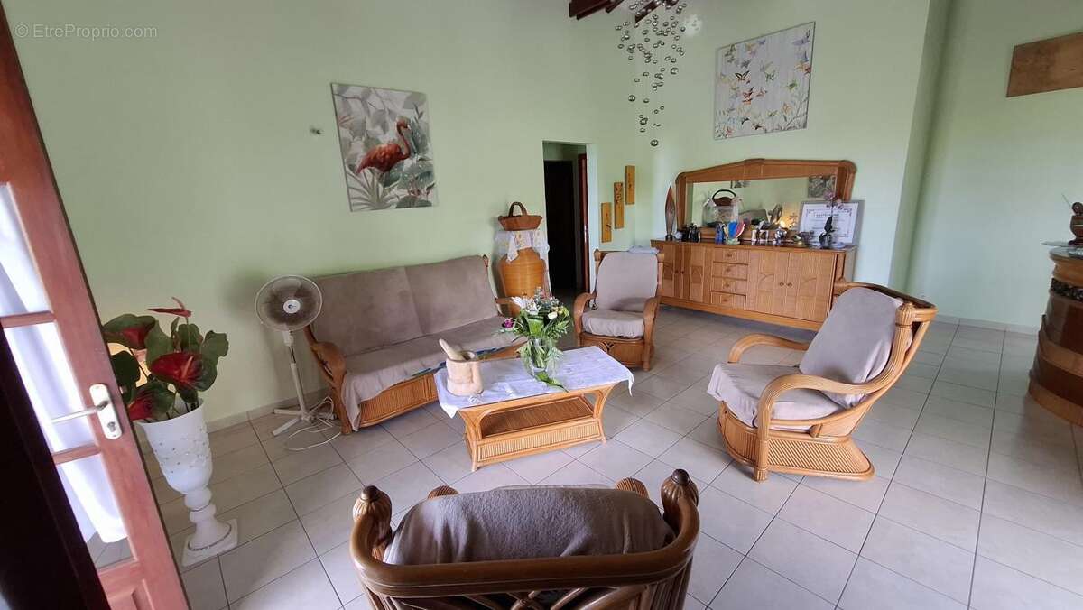 A VENDRE : Villa 2 T2 et 1 T4 (Vieux Habitants - 97119) - photo 4