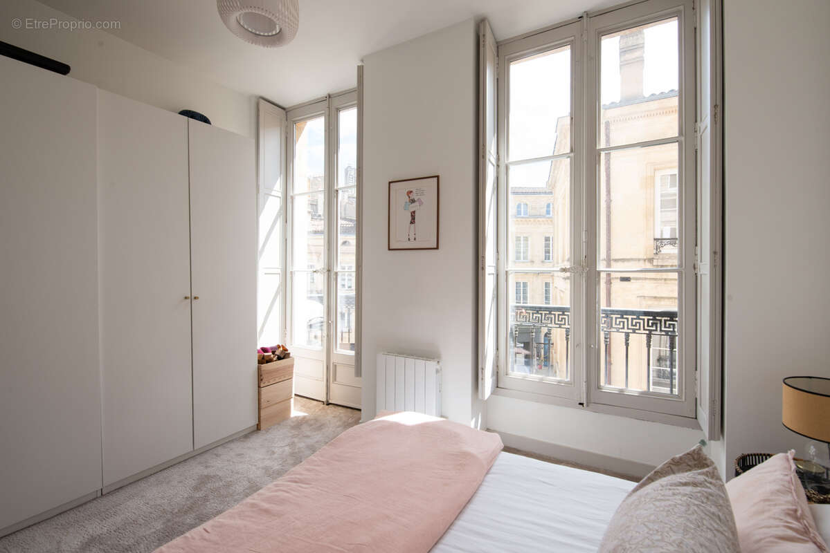 ARCHITECTURE BORDELAISE VALORISÉE -1800 -Appartement rénové avec balcons - photo 10