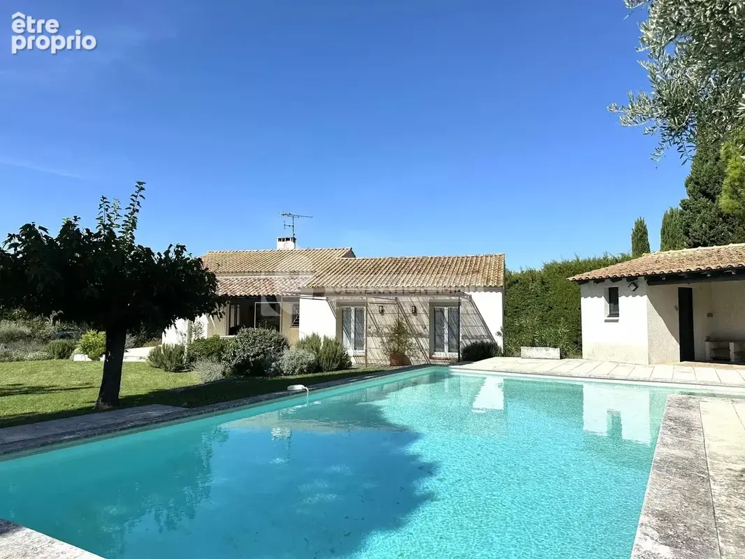 Maison de plain-pied proche centre de Fontvieille. - photo 2
