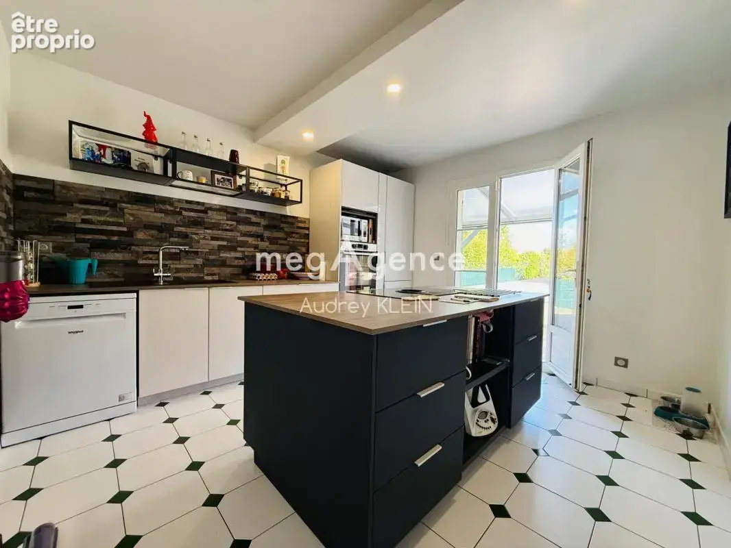 Spacieuse maison familiale avec piscine et double garage - photo 3