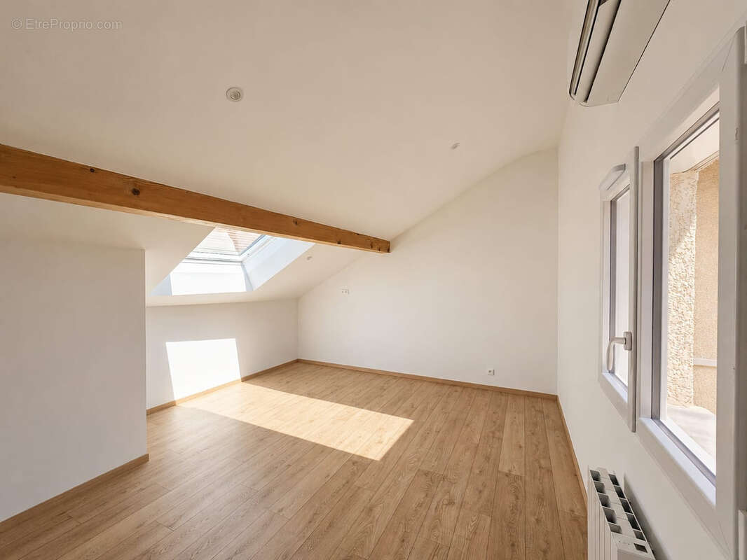 A vendre appartement duplex T4 climatisé centre-ville BELLEY. - photo 3
