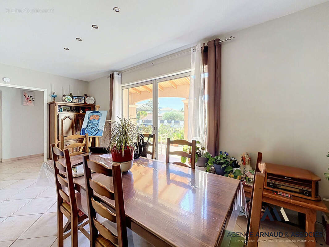 Exclusivité à Saint Cyr sur Mer : Charmante maison 4 pièces avec grand jardin - photo 6