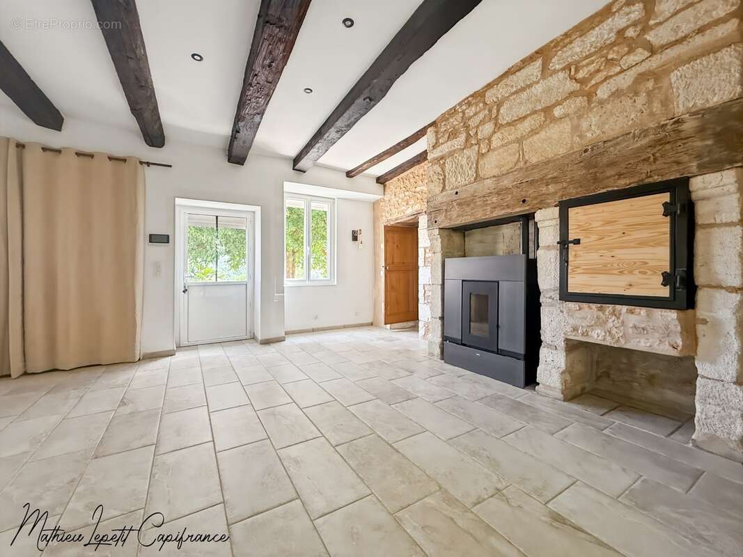 Aux portes de Périgueux – Authentique longère en pierre du XIXᵉ siècle 210 M²- T7 – DPE B – Terrain clos de 1,14 hectare-dépenda - photo 10