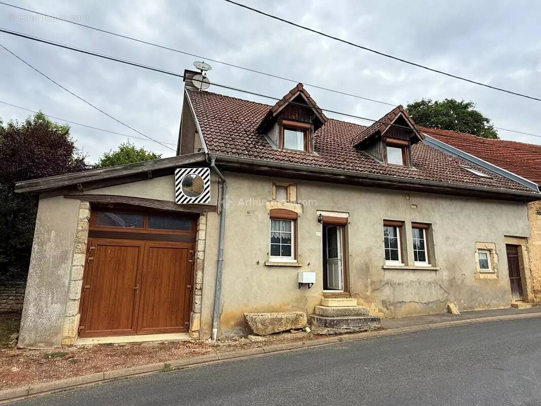 Maison à OUTREMECOURT