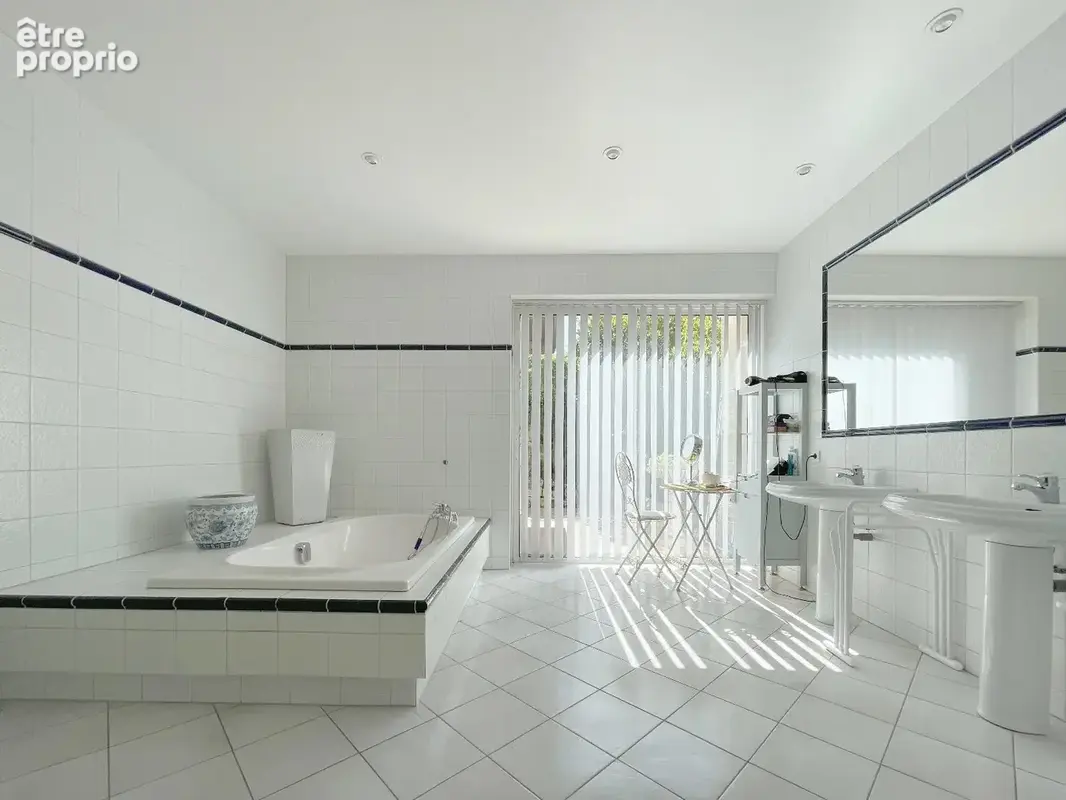 Une maison en pierres autour de sa piscine - photo 12