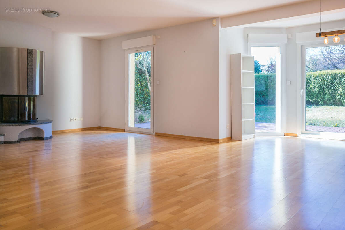 Maison à SAINT-GENIS-POUILLY