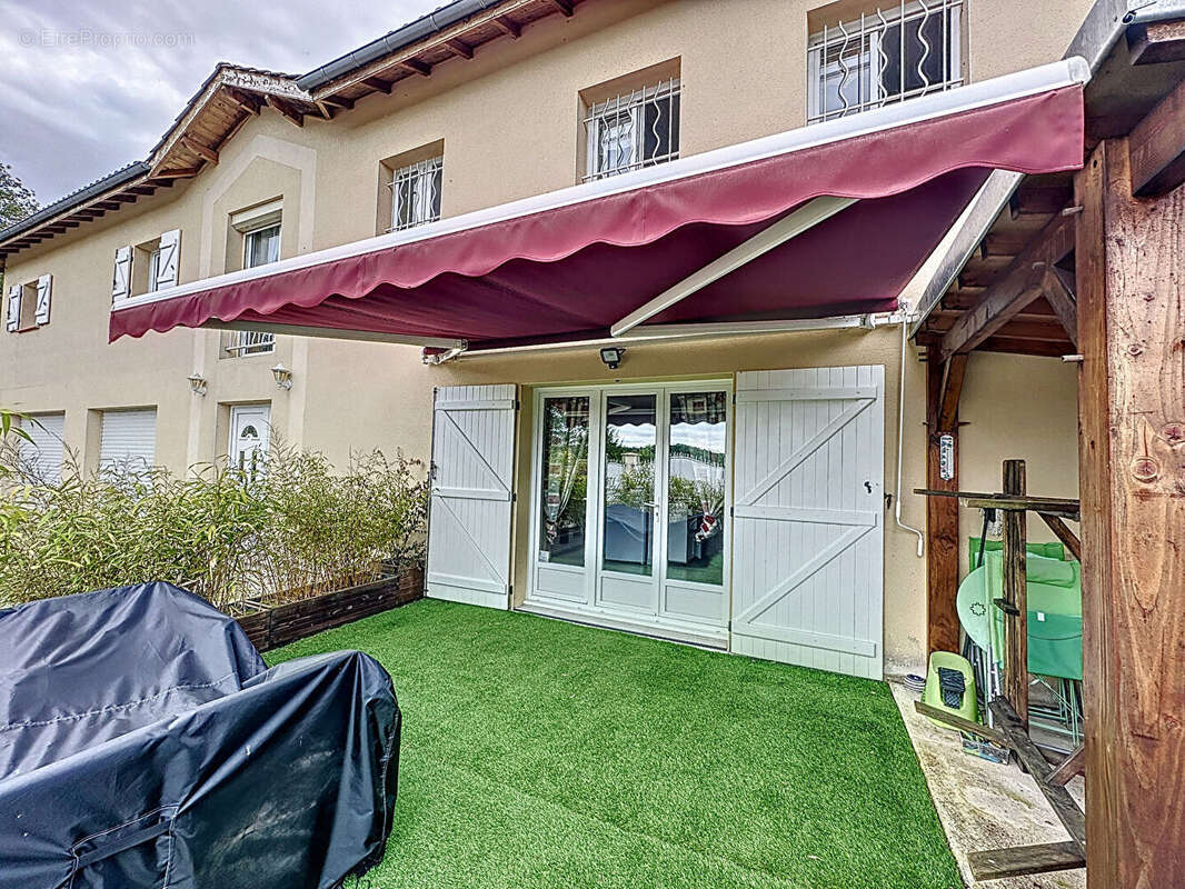 Maison à VILLECOMTAL-SUR-ARROS
