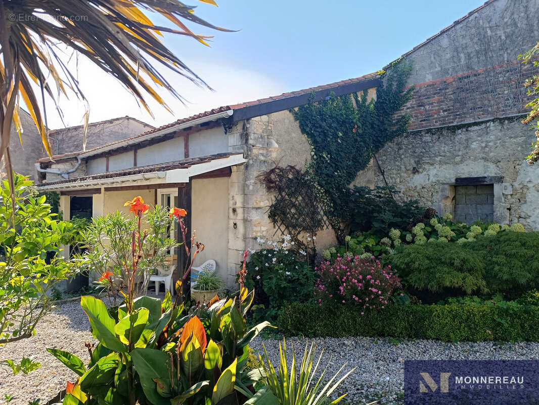 Maison à BARBEZIEUX-SAINT-HILAIRE