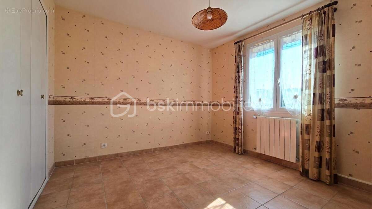 Maison T4 avec panneaux solaires, double garage et jardin - photo 11