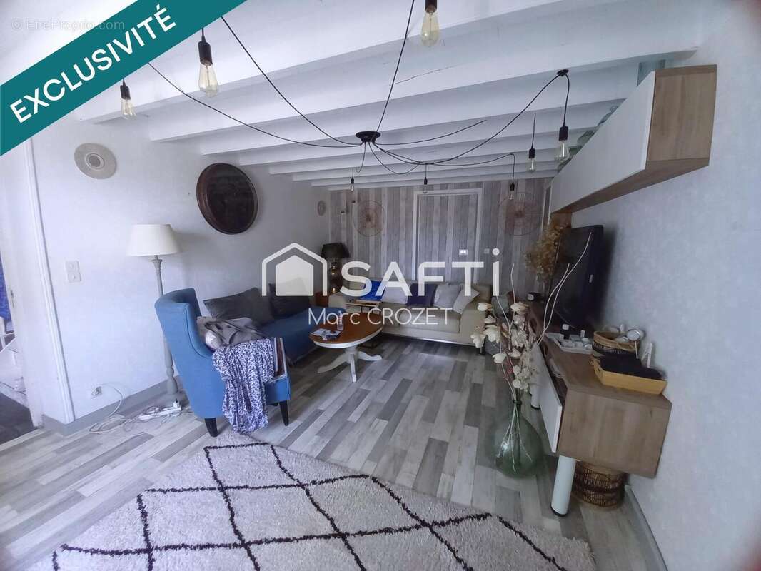 Maison 130 m² à Saint-Bonnet-Des-Bruyeres  - photo 4