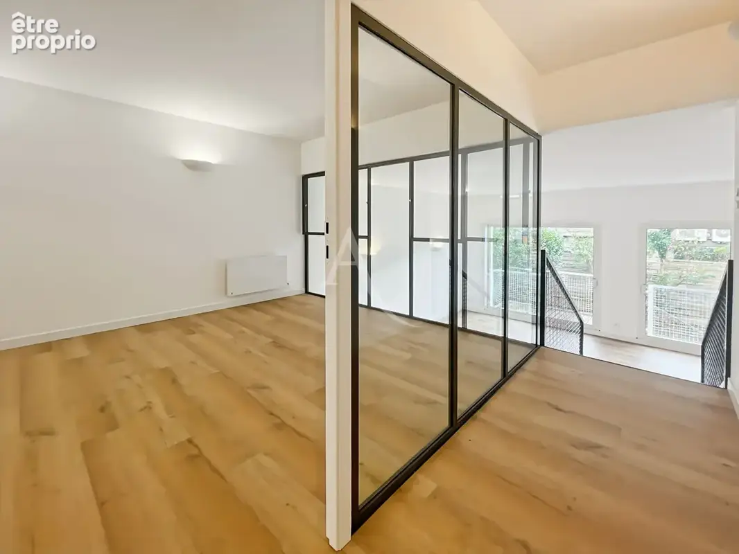 Appartement atypique de 86 m² avec terrasse plein sud en centre-ville de Challans - photo 8