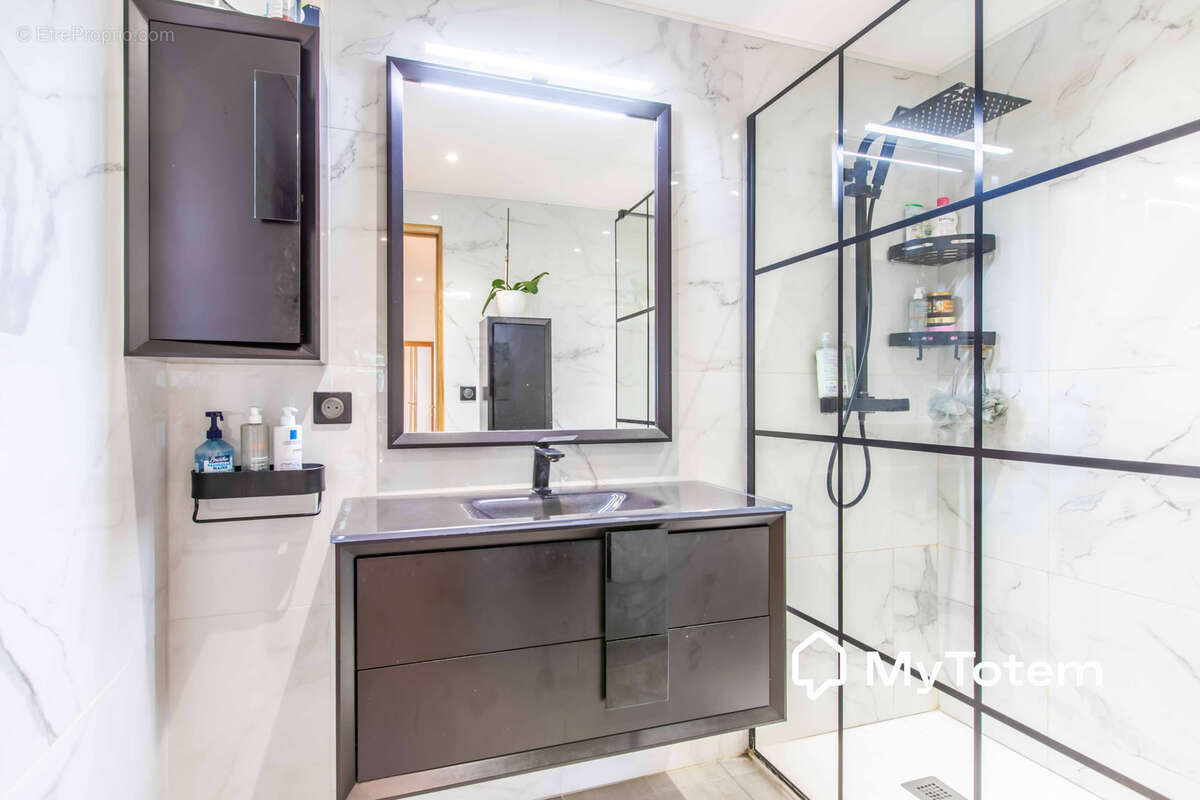 Appartement à SAINT-LAURENT-DU-VAR