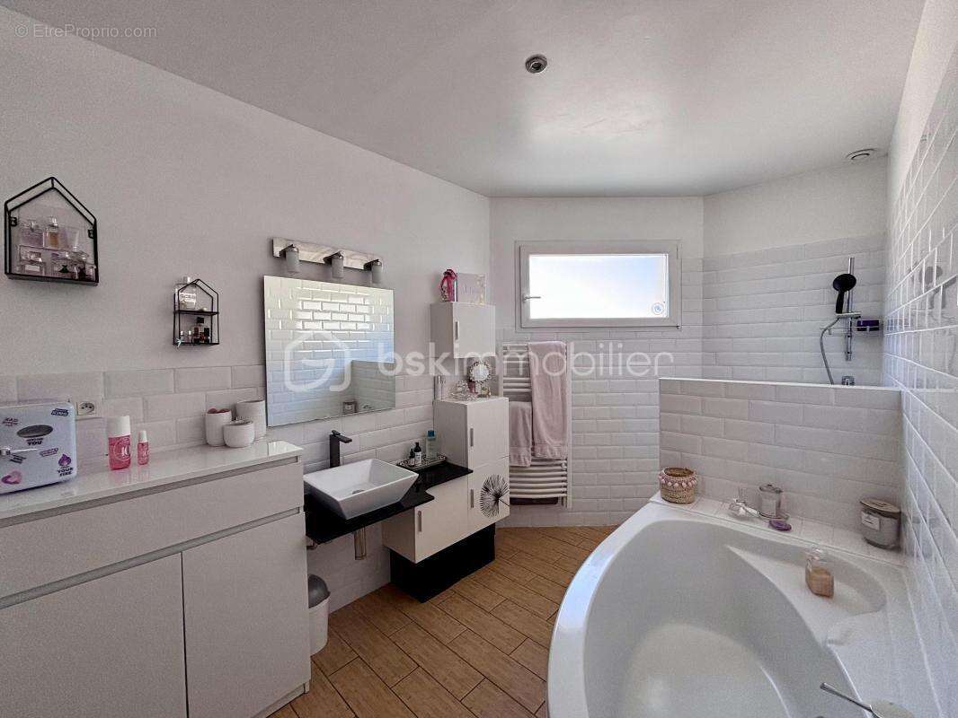 Agde – Maison T7 -  Plain-Pied - avec Piscine, Jacuzzi et garage - photo 16