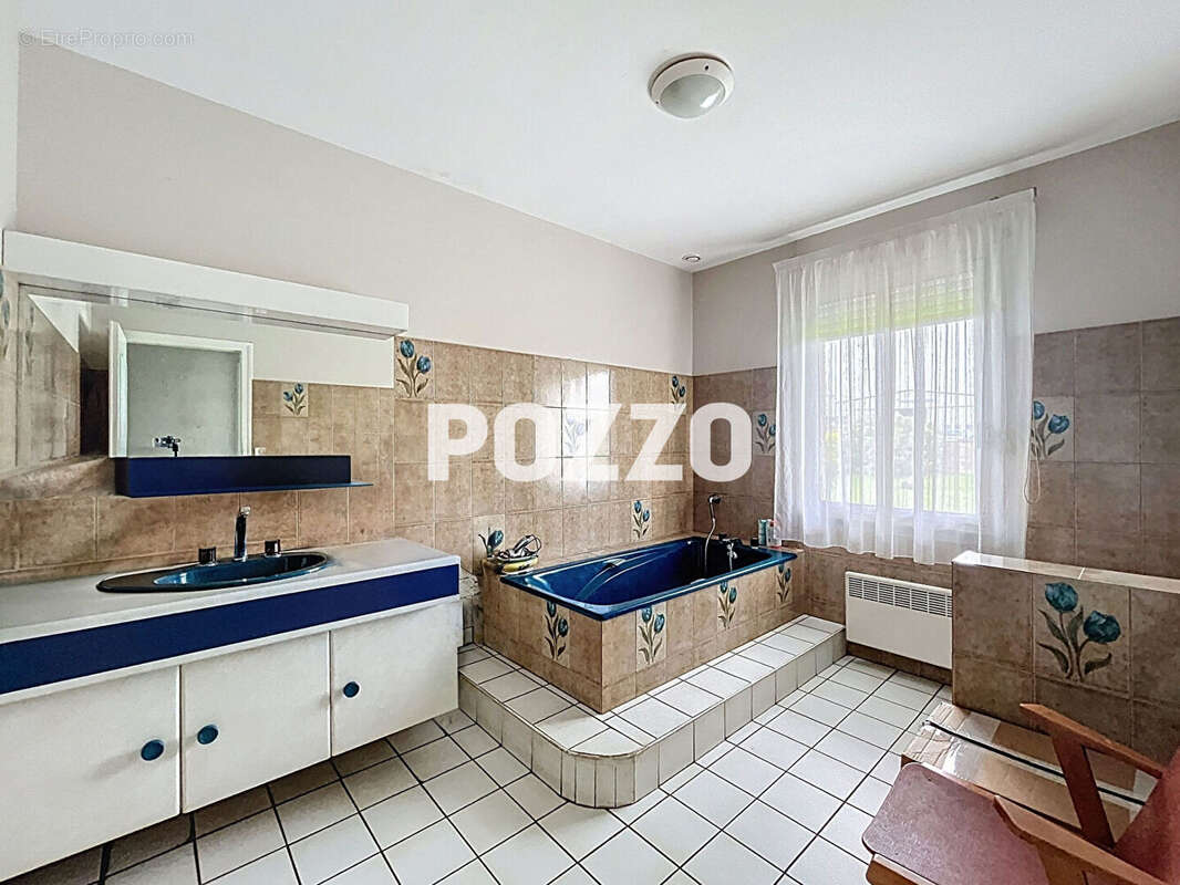 A Vendre - Saint Hilaire Du Harcouet - Maison 5 pièce(s) 129 m² - Vie de Plain-Pied - Centre-ville - Garage - photo 11