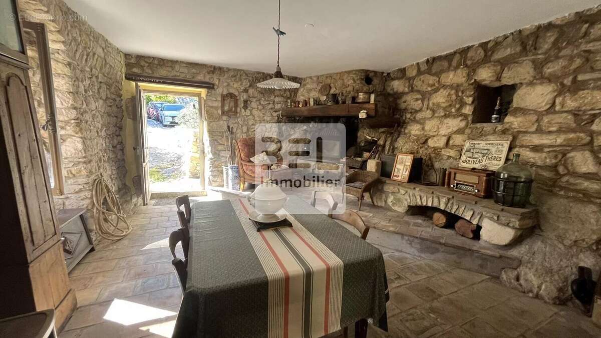 Maison à LA ROQUE-SUR-CEZE