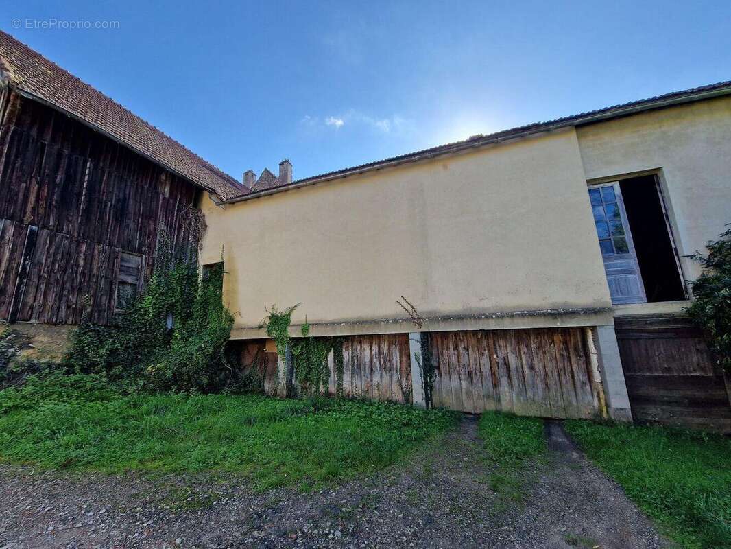 rz de jardin Garages et jardin - Maison à LE BUGUE