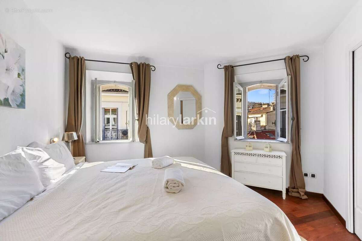 Appartement Dernier Étage avec Vue Panoramique sur le Vieux Port – Cannes - photo 11