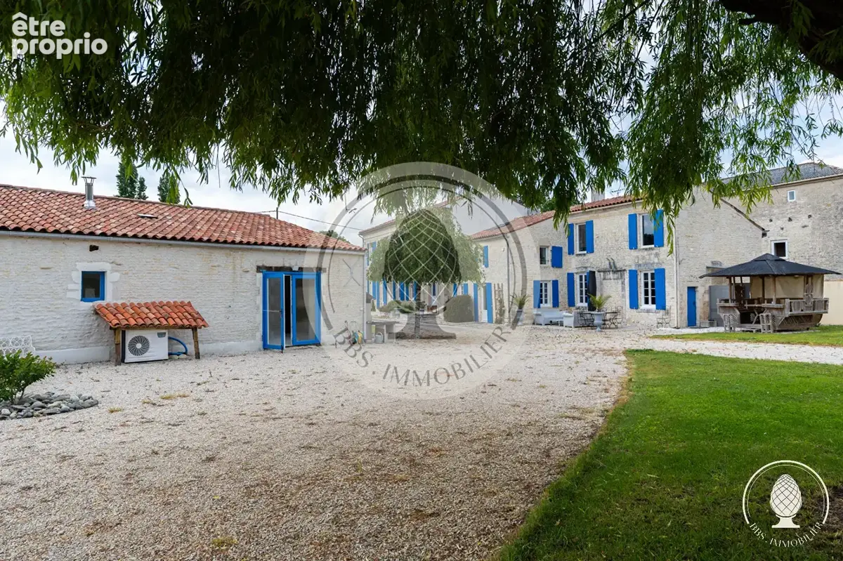 Maison 11 pièces 311 m² · à Surgères · 310,8 m² · 681 000 €