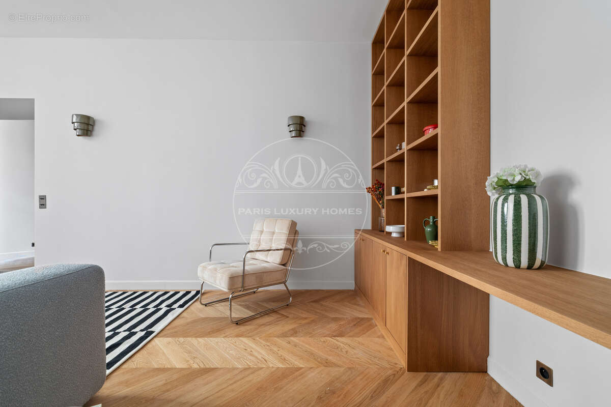 Superbe loft avec verrière à Paris 1er ! - photo 2