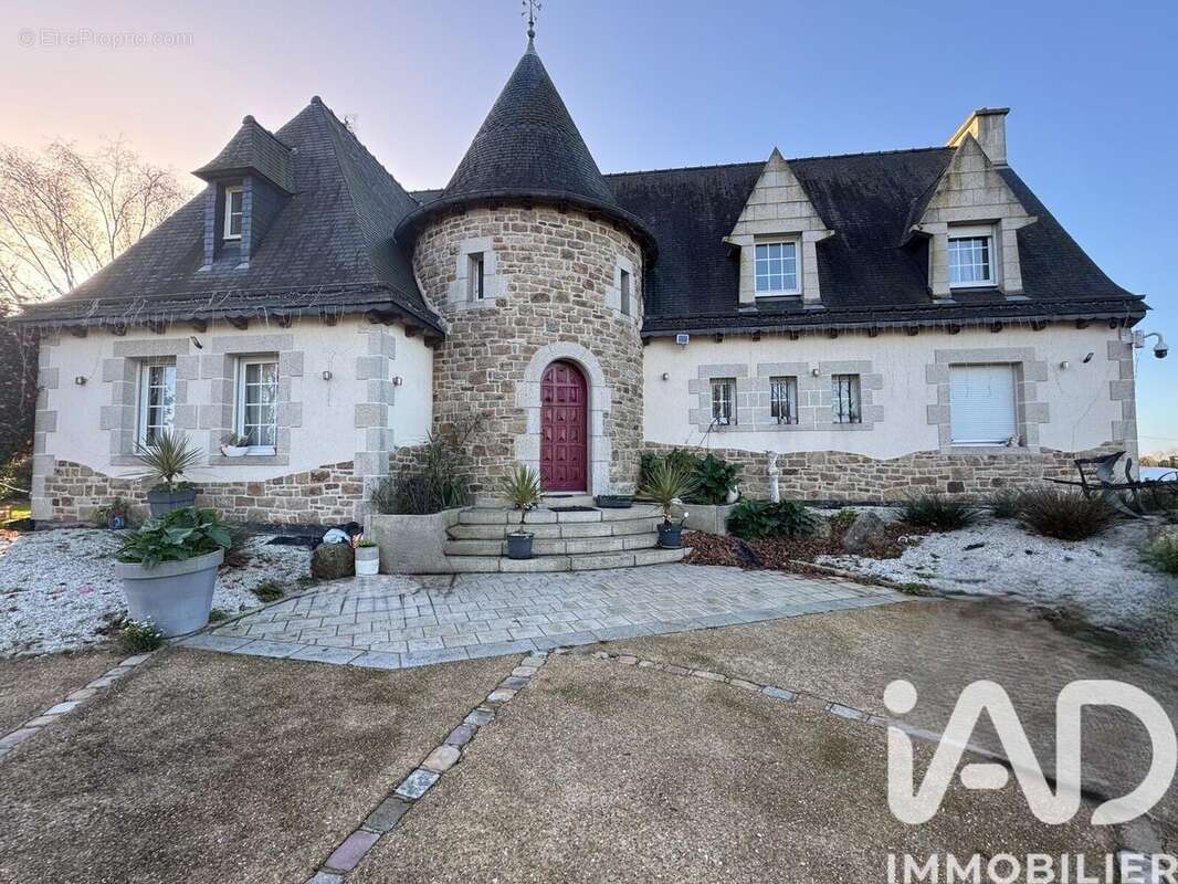 Maison 217 m² à Saint-Gilles-Les-Bois  - photo 2