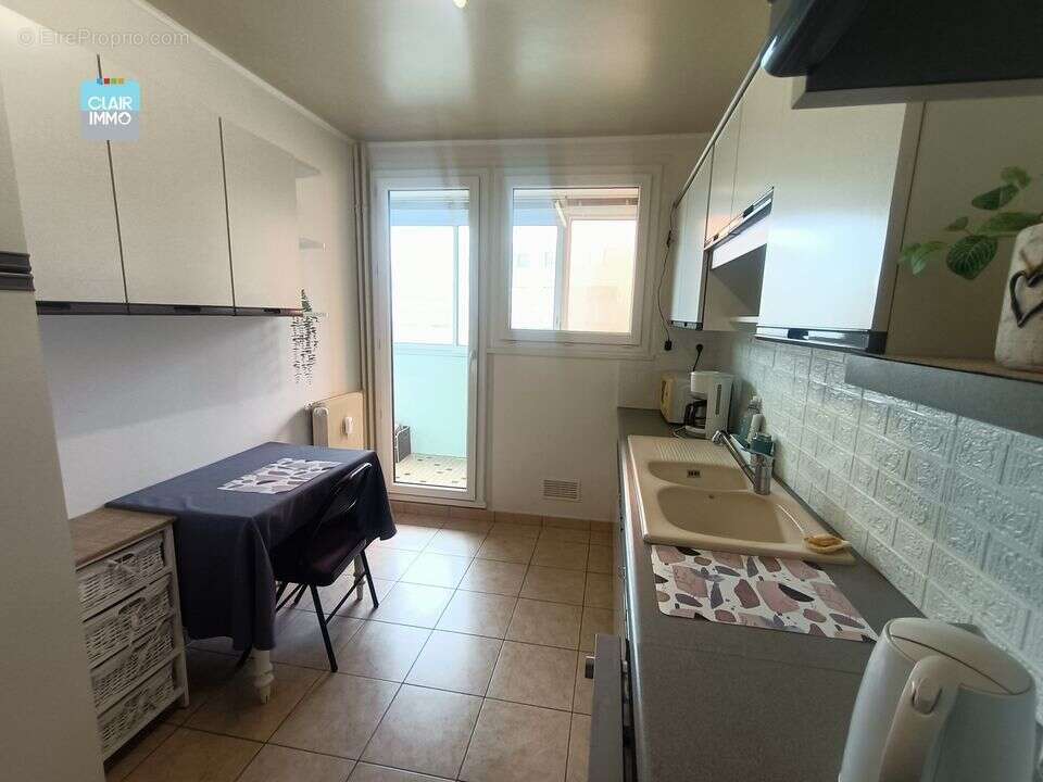 A MACON EN BOURGOGNE BEL APPARTEMENT 3 PIECES DE 84 M² AVEC - Appartement à MACON