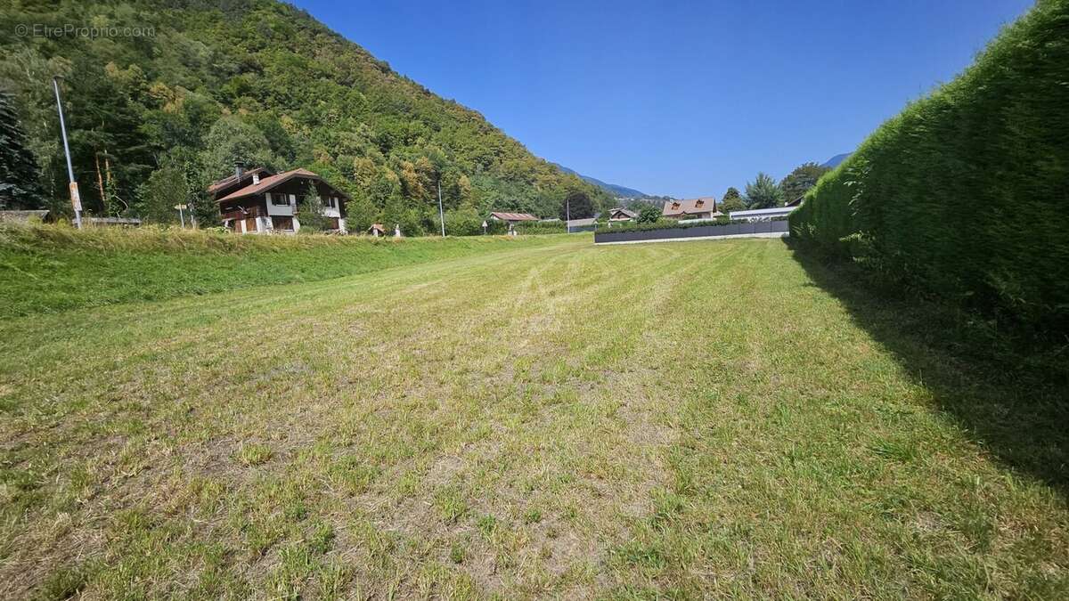 EXCLUSIVITÉ  Terrain constructible de 2 465 m² avec fort potentiel de construction - photo 4