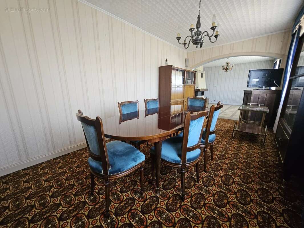 Gravigny Centre – Maison sur sous-sol avec 2 garages, dont un pour camping-car, sur terrain de 1 401 m² - photo 5
