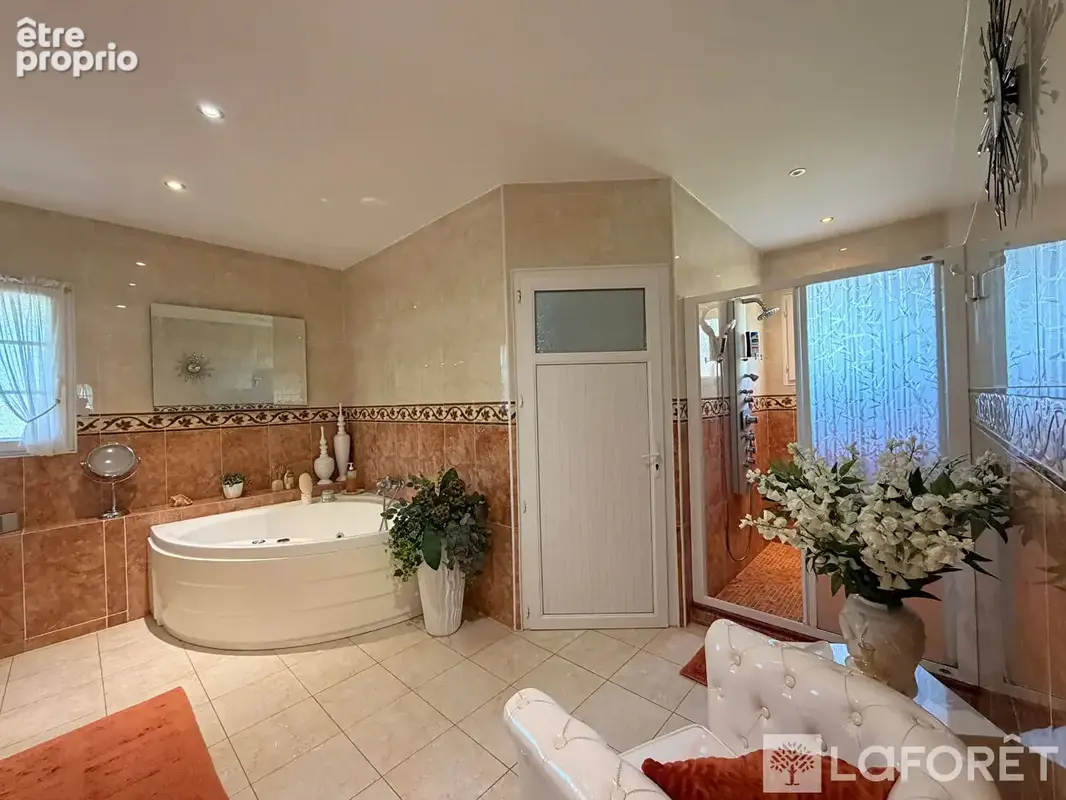 Grande maison familiale de standing avec jardin paysagé, piscine et belles prestations - photo 15