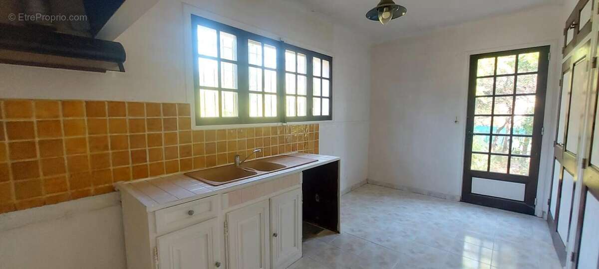 Villa 4 pieces dependances a renover valescure frejus - photo 10