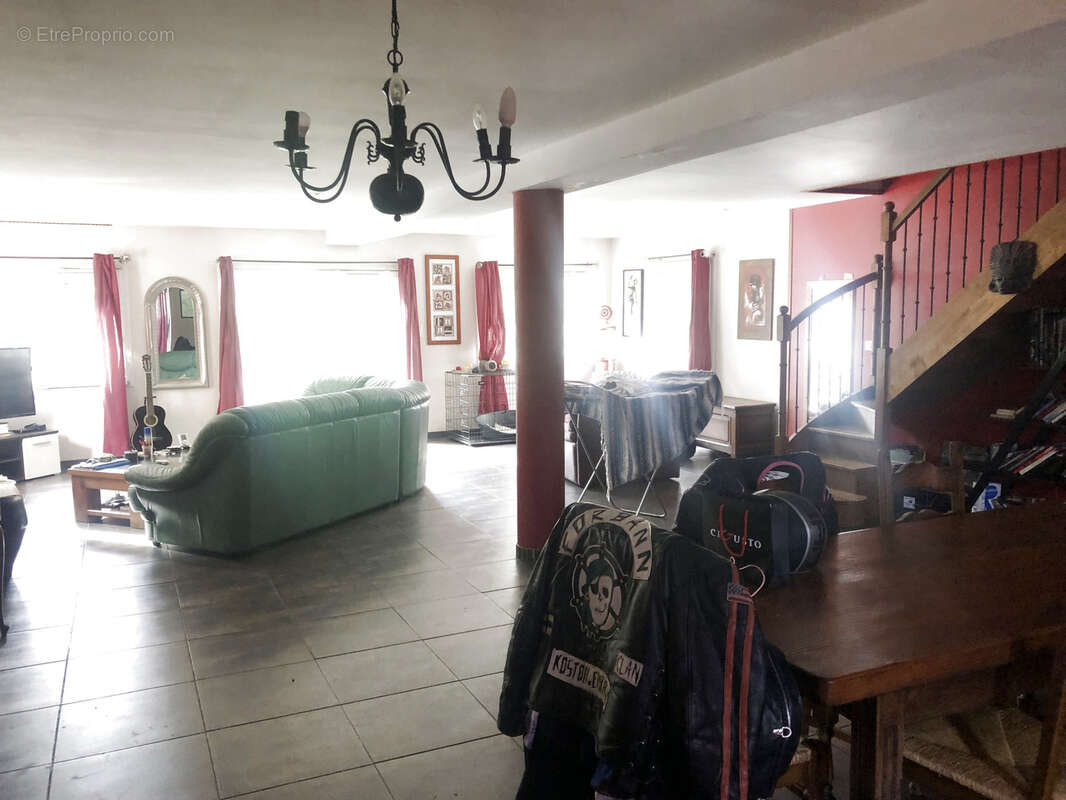 Maison rénovée avec étang et prairie . - photo 3