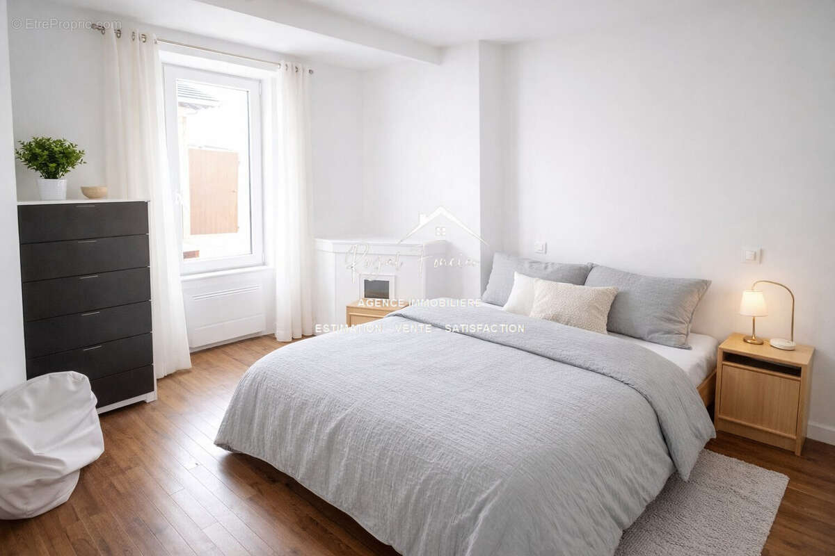 Chambre MAISON 1 - Maison à YZEURES-SUR-CREUSE