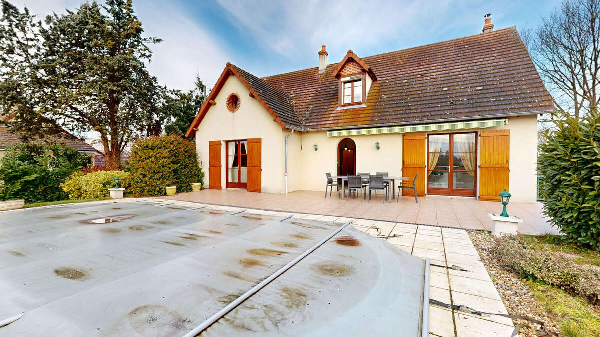 Maison à NEUILLY-LE-REAL