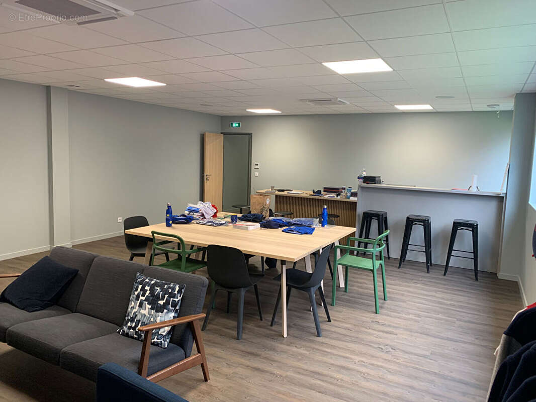 Commerce à LE COTEAU