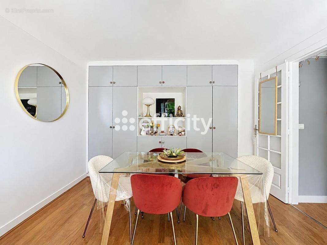 Appartement à LES PAVILLONS-SOUS-BOIS