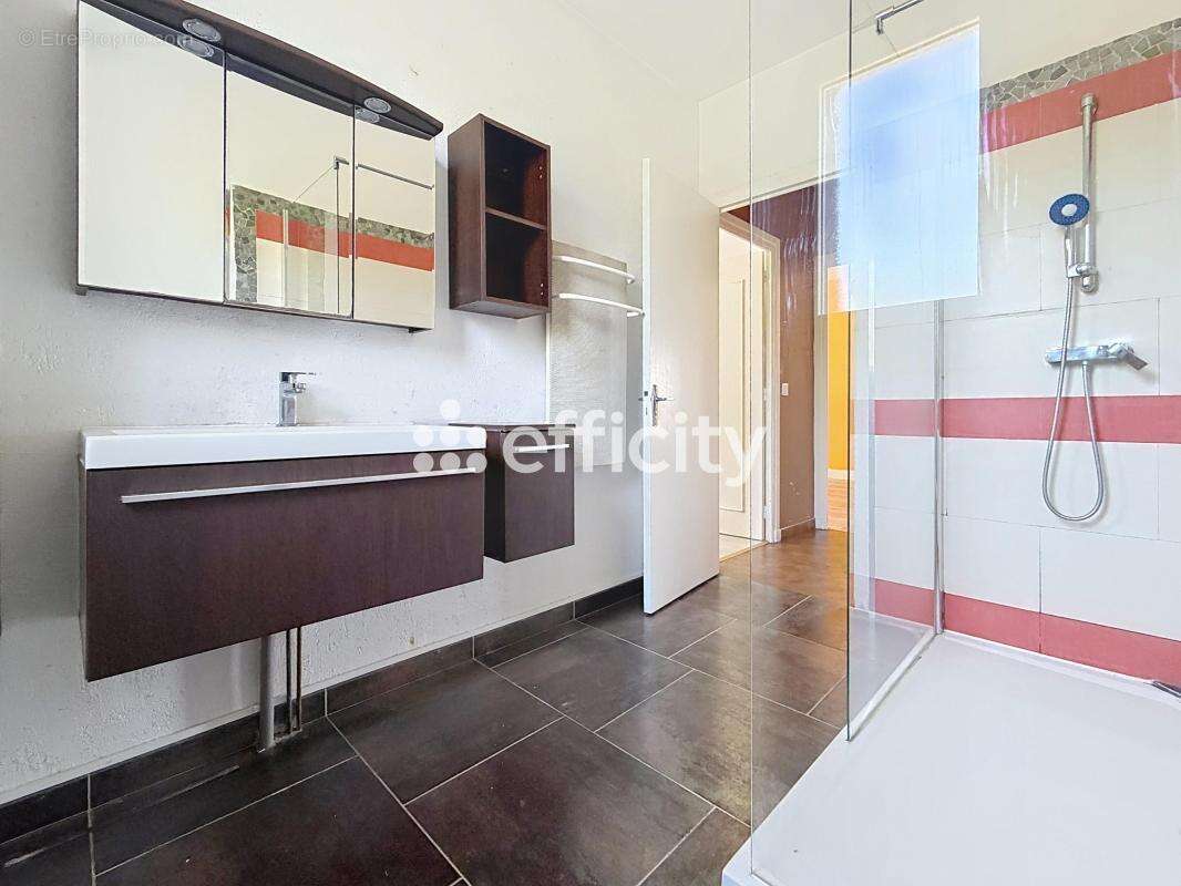 Maison 187 m² à Thiers  - photo 9