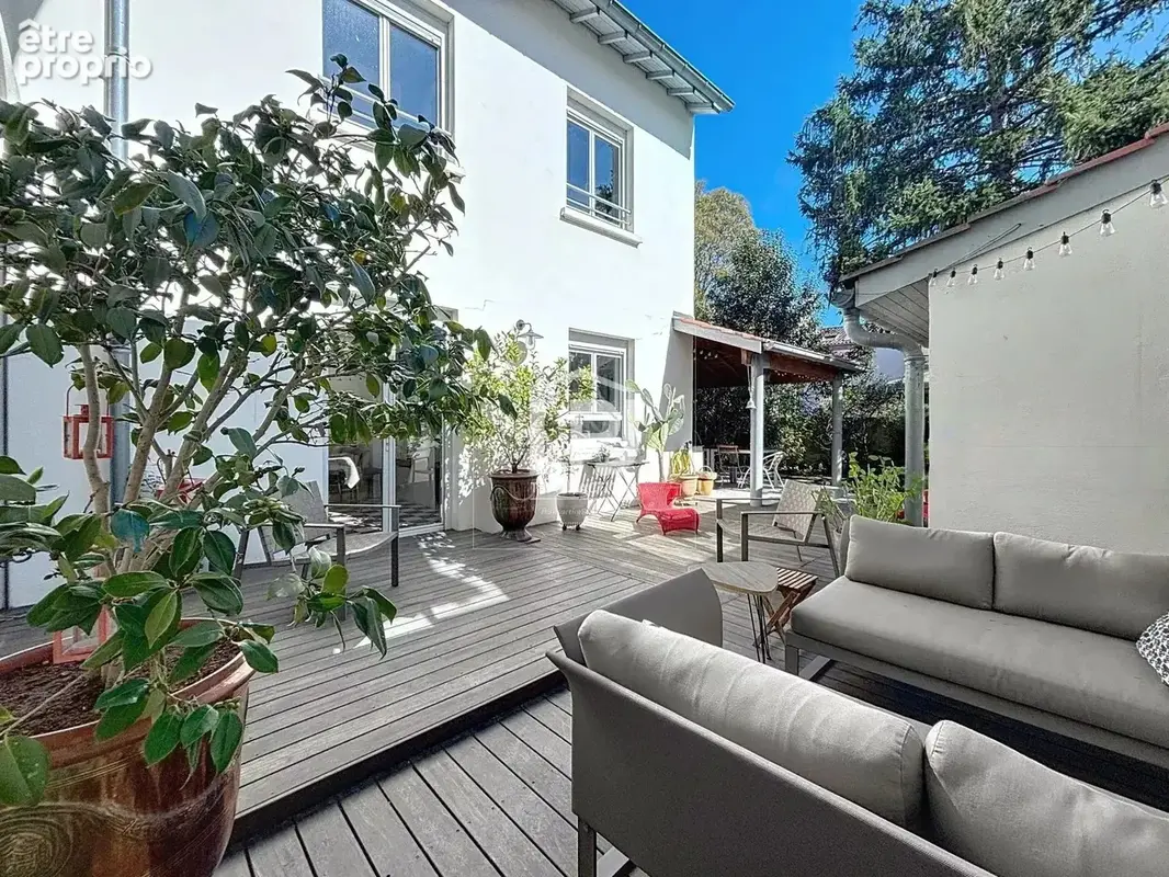 Lumineuse maison familiale 8 pièces de 178 m² avec jardin, belle terrasse et garage - photo 14