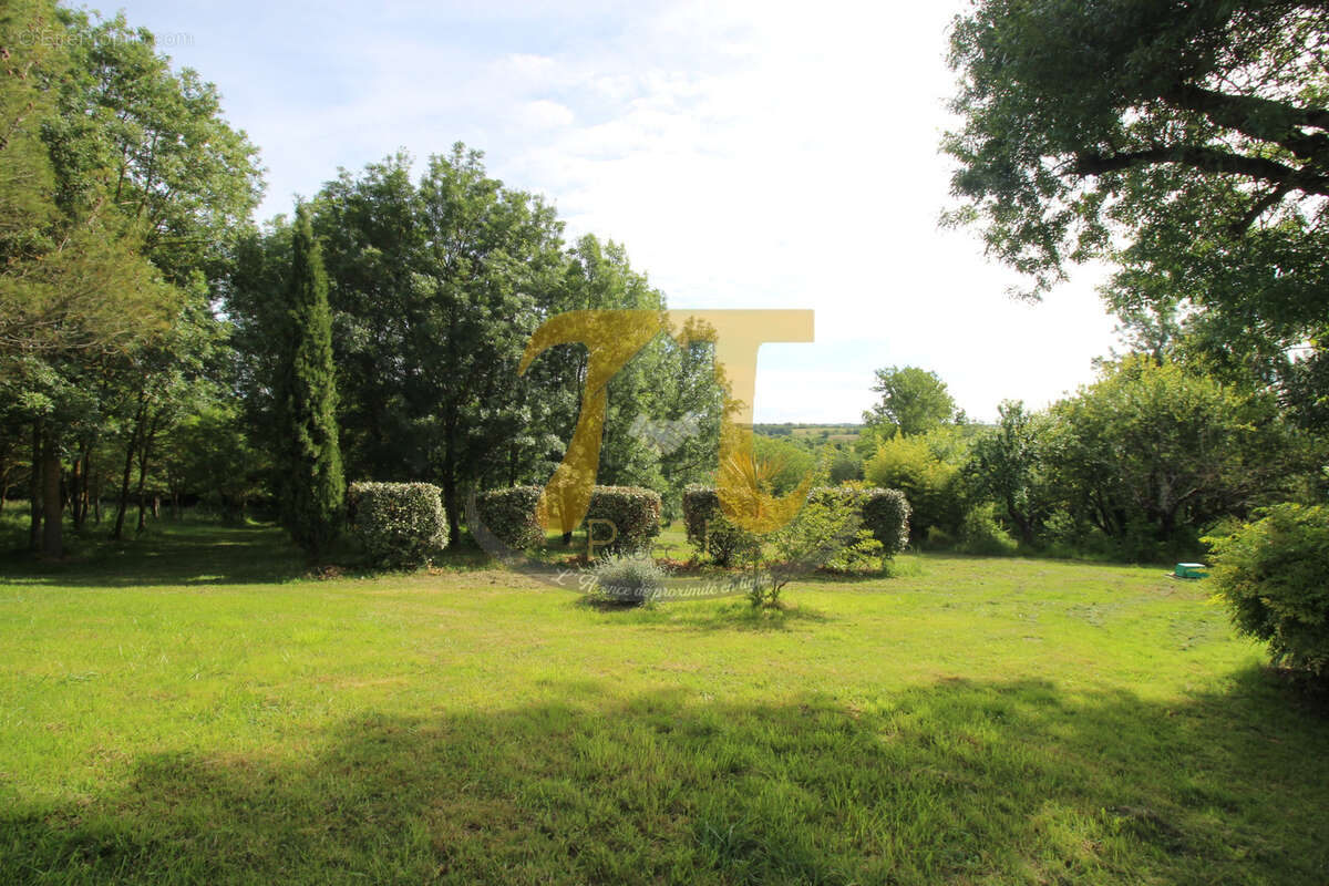 Grande maison en pierre avec piscine , intégrant un gîte 4 places - Par arboré de 2 hectares. - photo 4