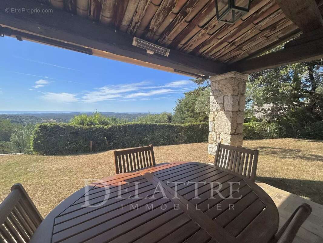 Maison à CHATEAUNEUF-GRASSE